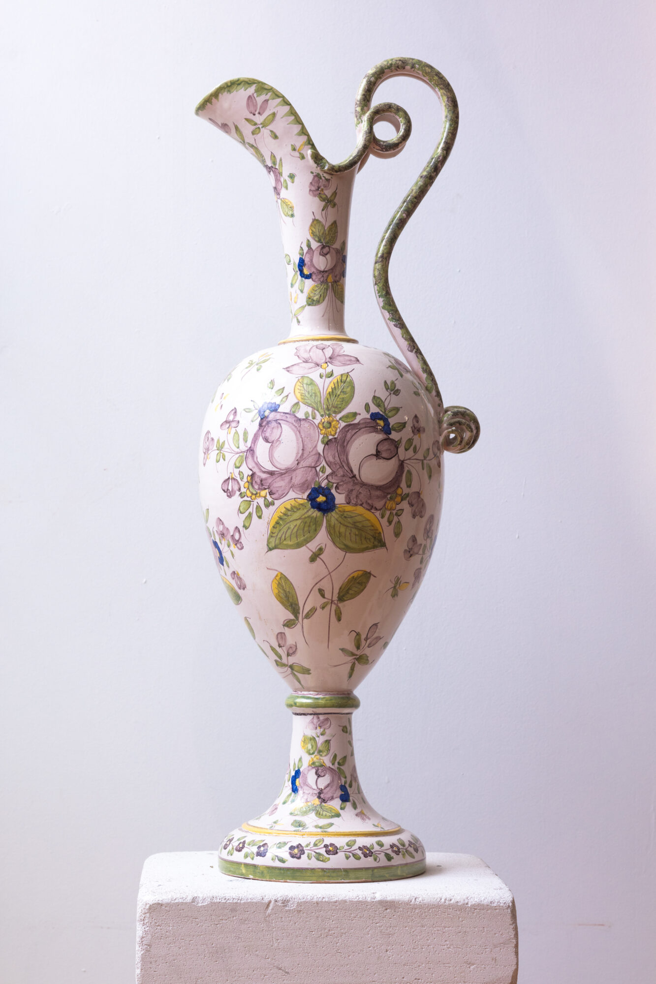 Aiguière en céramique peinte à décor floral et anse torsadée