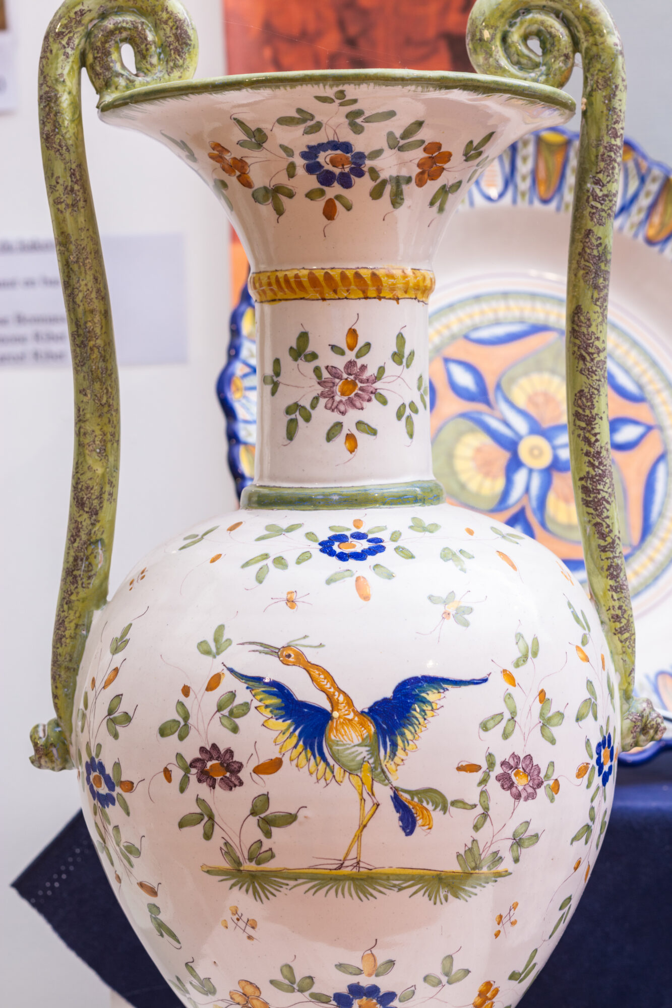 Vase en céramique peint à motifs floraux et oiseau, Office de Tourisme Cœur de