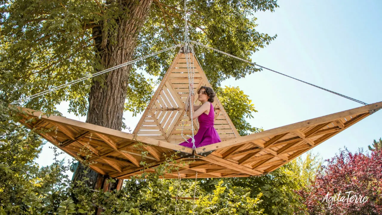 Cabane suspendue en bois dans les arbres, AgitaTerre Cœur de Garonne