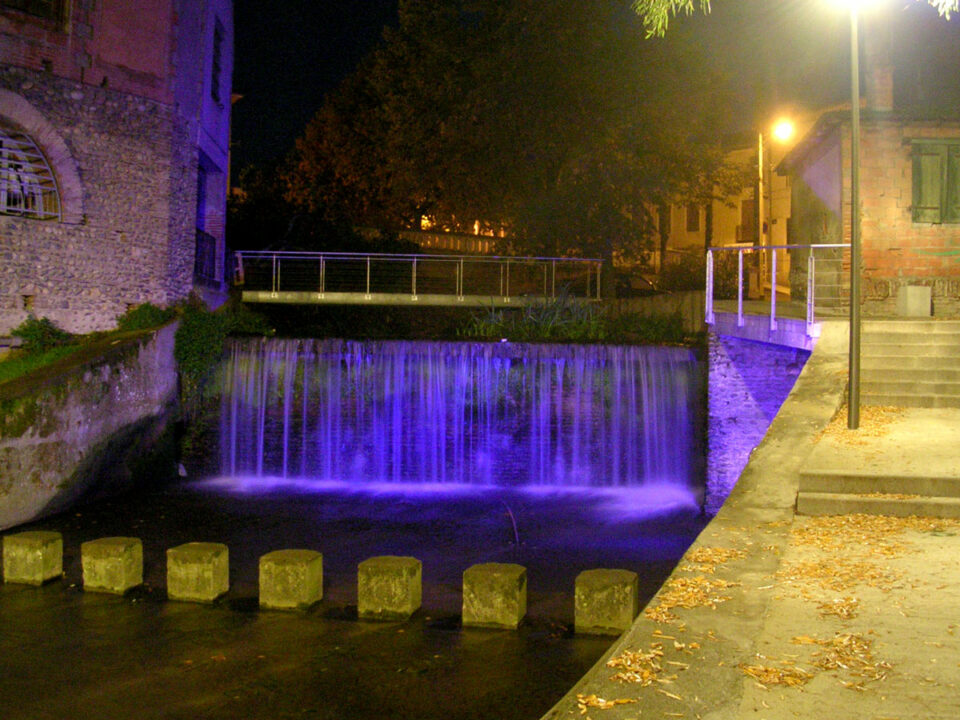 Cascade urbaine illuminée de violet à Cœur de Garonne