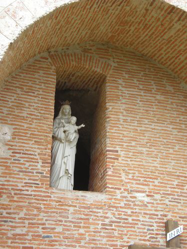 Statue de la Vierge à l’Enfant dans une niche en brique