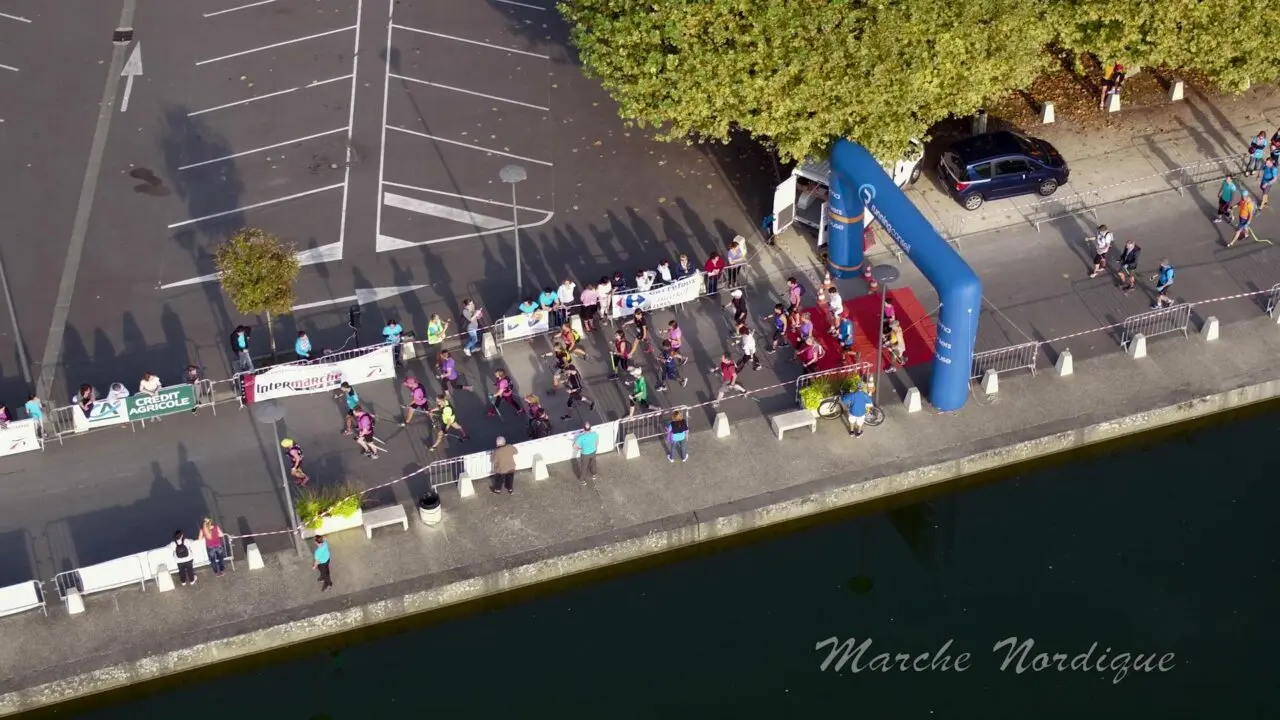 Départ de marche nordique avec arche Office de Tourisme Cœur de Garonne