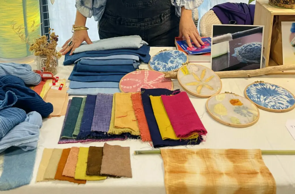 Présentation de textiles teints et broderies artisanales en atelier