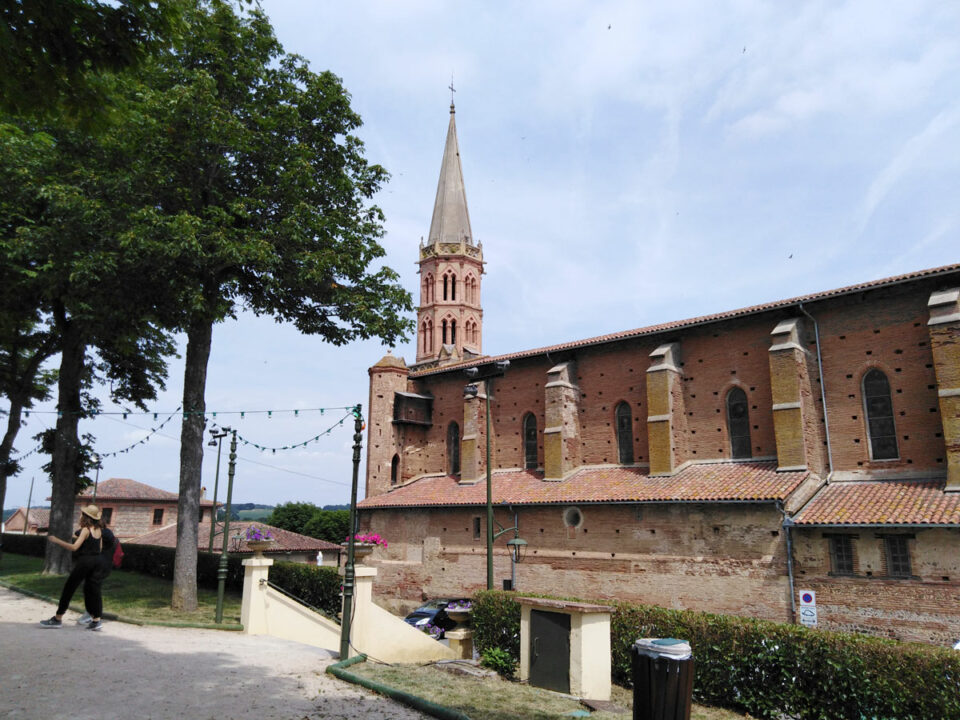 Église en brique avec clocher élancé à Cœur de Garonne