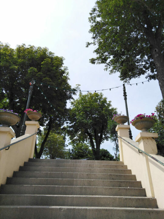 Escalier en pierre bordé de jardinières, Office de Tourisme Cœur de Garonne