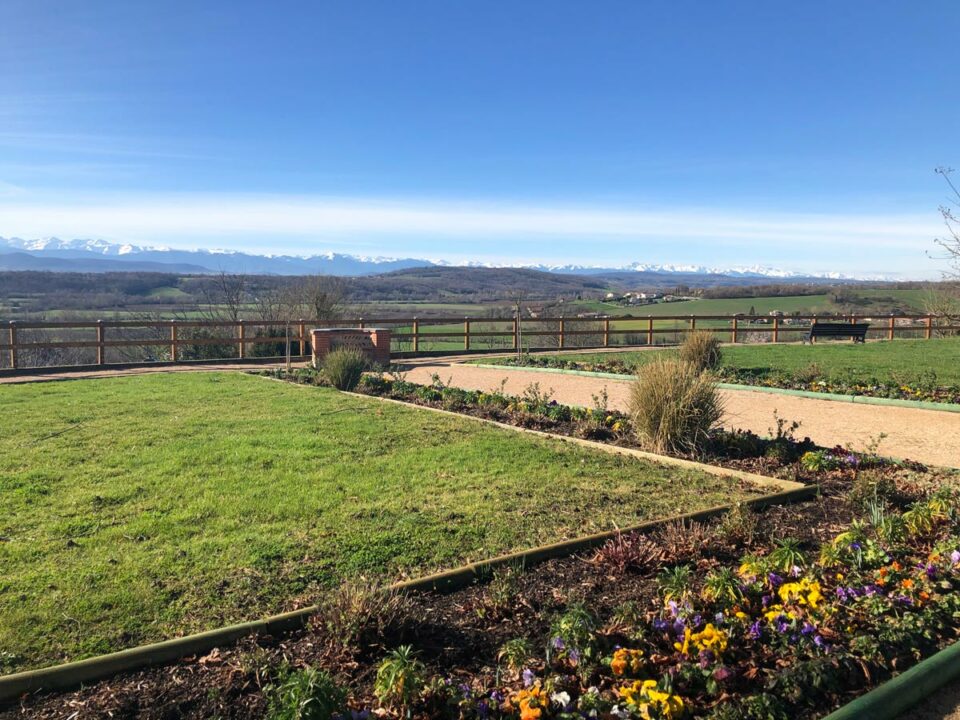 Vue panoramique sur les Pyrénées depuis l’Office de Tourisme Cœur de Garonne