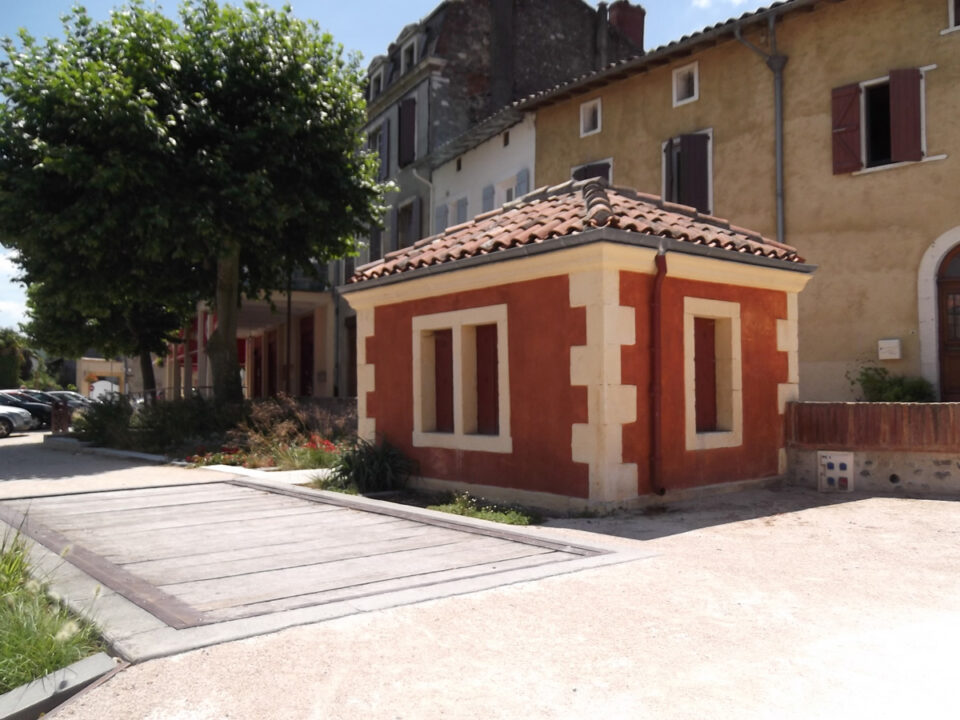 Petit bâtiment en briques rouges aux fenêtres murées à Martres-Tolosane