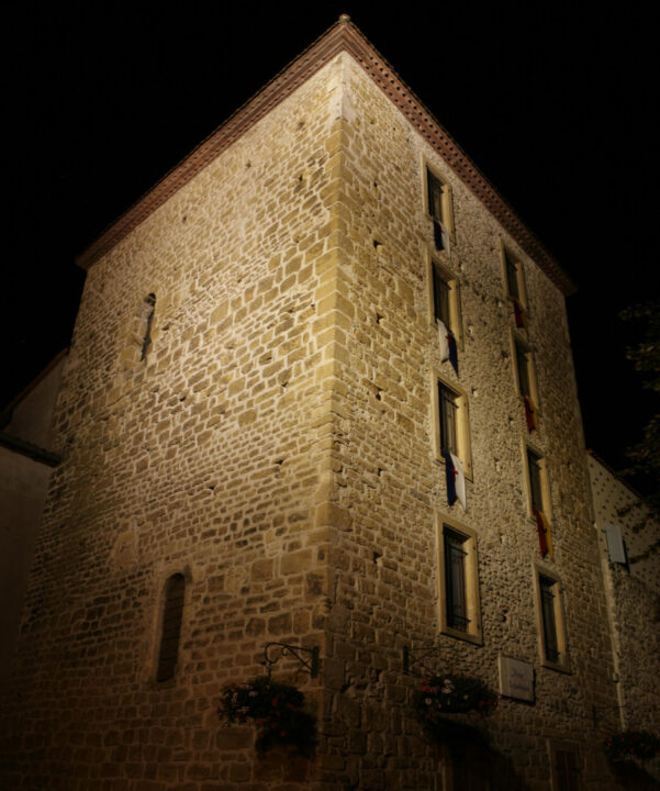 Tour en pierre éclairée de l’Office de Tourisme Cœur de Garonne