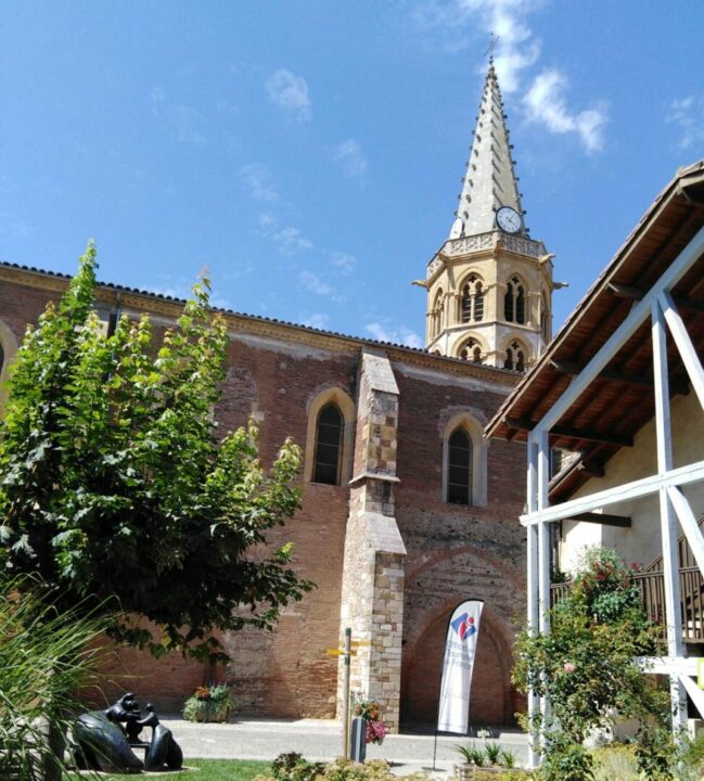 Église en brique avec clocher pointu, Office de Tourisme Cœur de Garonne