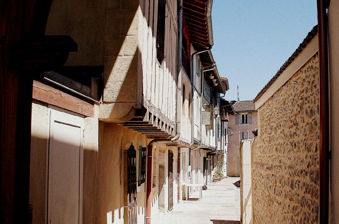 Ruelle bordée de maisons anciennes à colombages en Cœur de Garonne