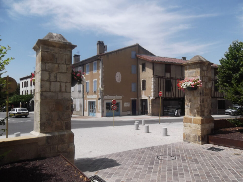 Entrée du village avec piliers en pierre, Office de Tourisme Cœur de Garonne