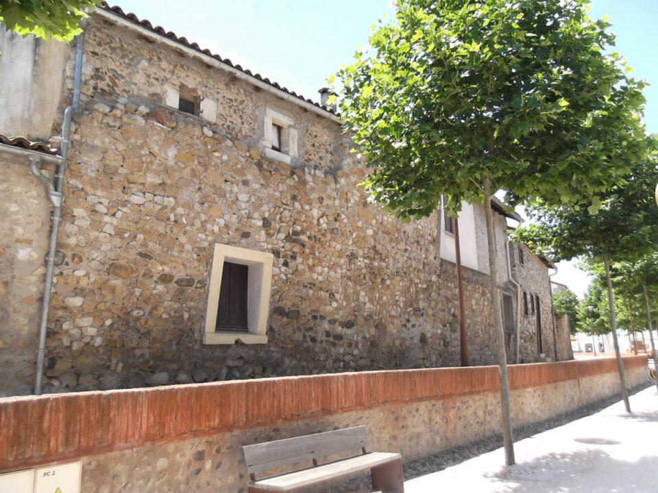 Façade en pierre d’un bâtiment ancien à Cœur de Garonne