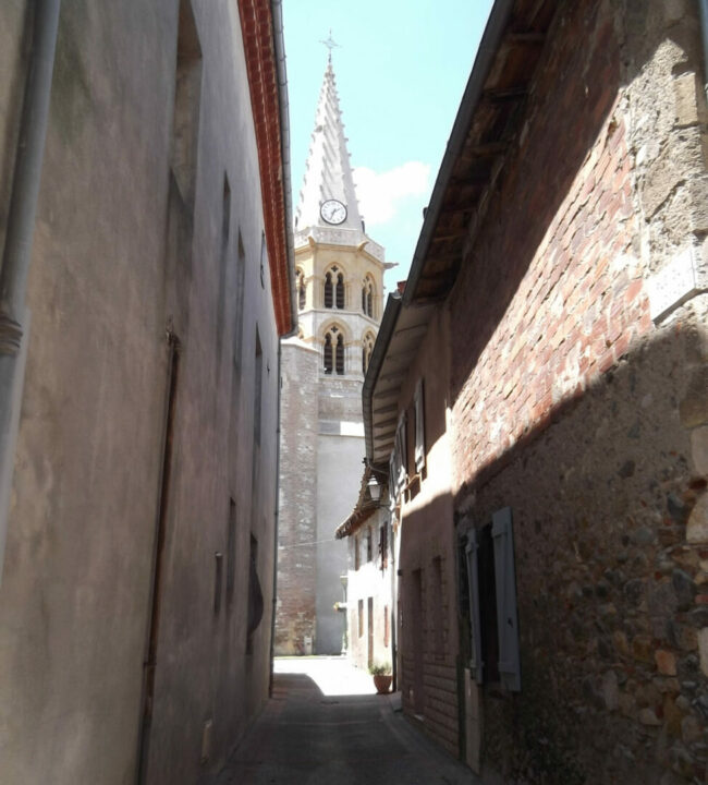 Clocher d’église au bout d’une ruelle, Office de Tourisme Cœur de Garonne