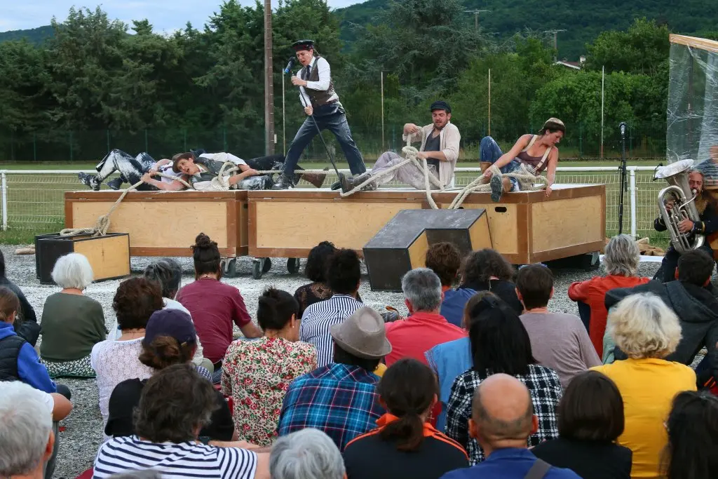 Spectacle de rue en plein air devant le public, Office de Tourisme Cœur de