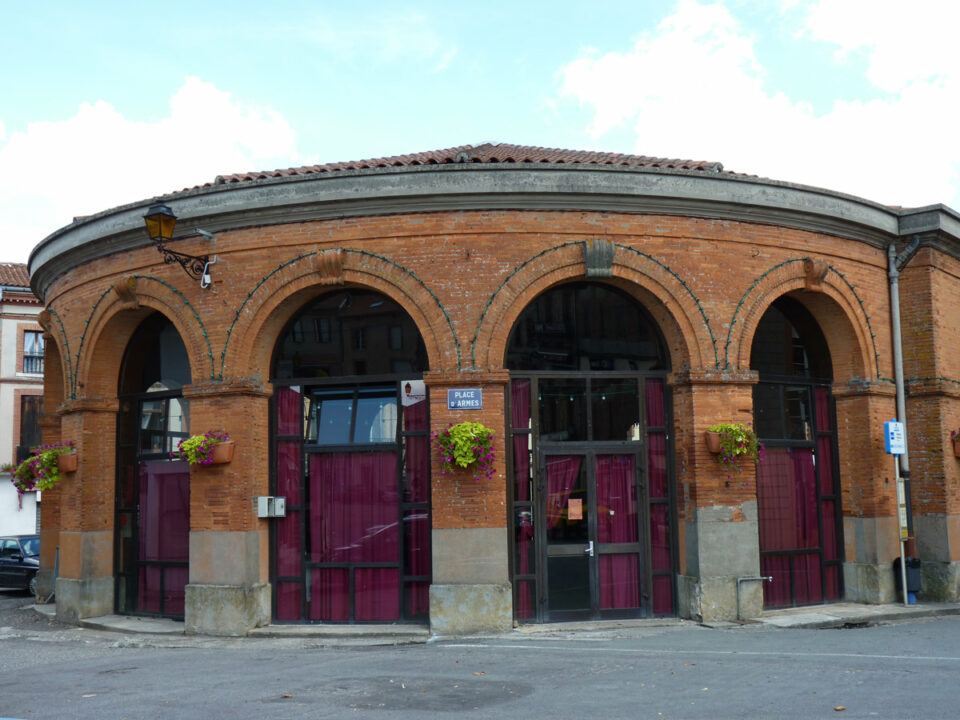 Office de Tourisme Cœur de Garonne dans une halle en brique à arcades