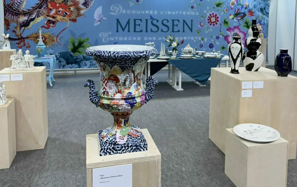 Vase en porcelaine Meissen exposé sur socle au centre d’une galerie