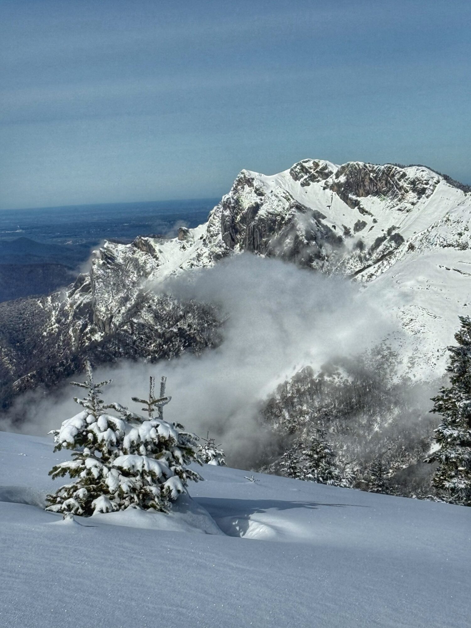 Sommet enneigé et falaises rocheuses dans les Pyrénées sous la brume