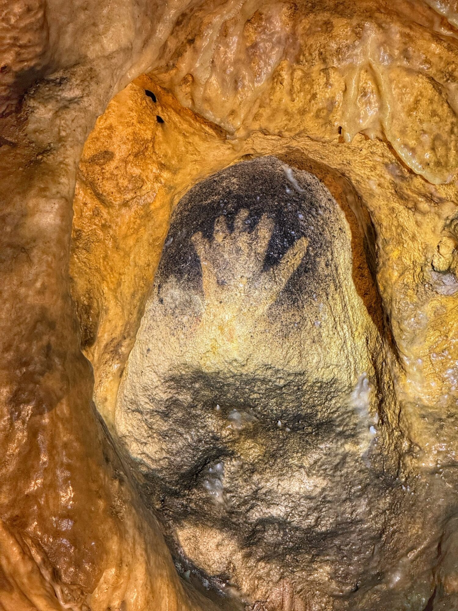 Main peinte préhistorique dans une grotte en Cœur de Garonne