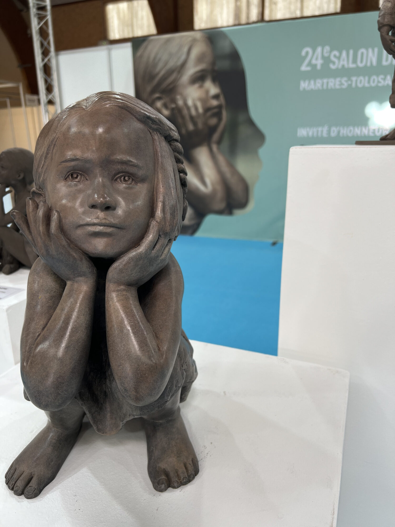Sculpture d’une fillette accoudée, exposée à Martres-Tolosane