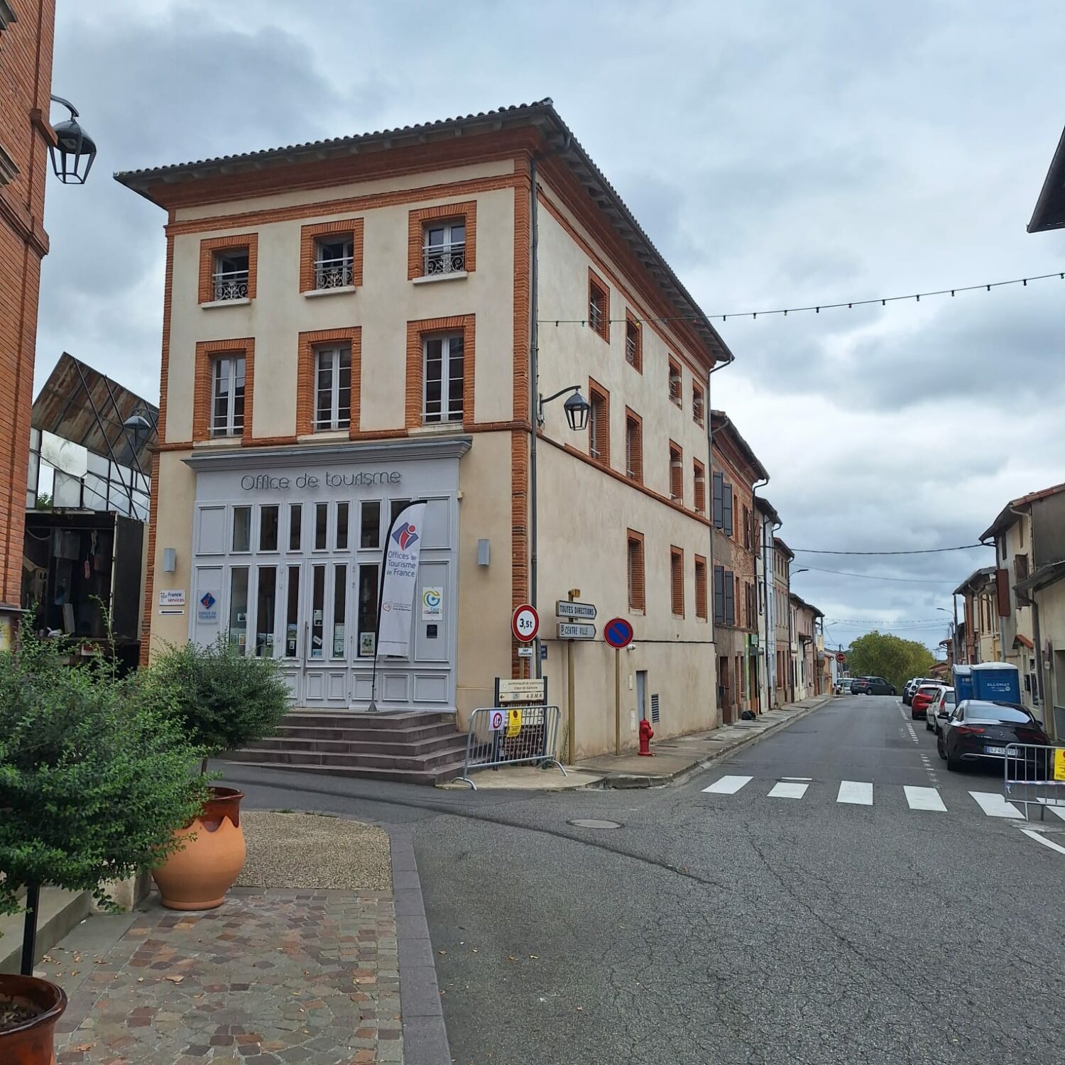 Façade de l’Office de Tourisme Cœur de Garonne en centre-ville