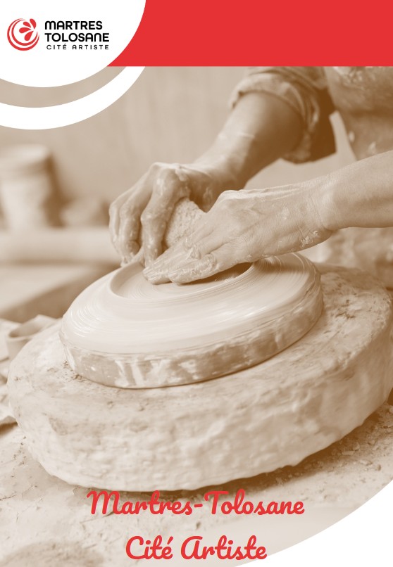 Mains façonnant une poterie à Martres-Tolosane Cité Artiste