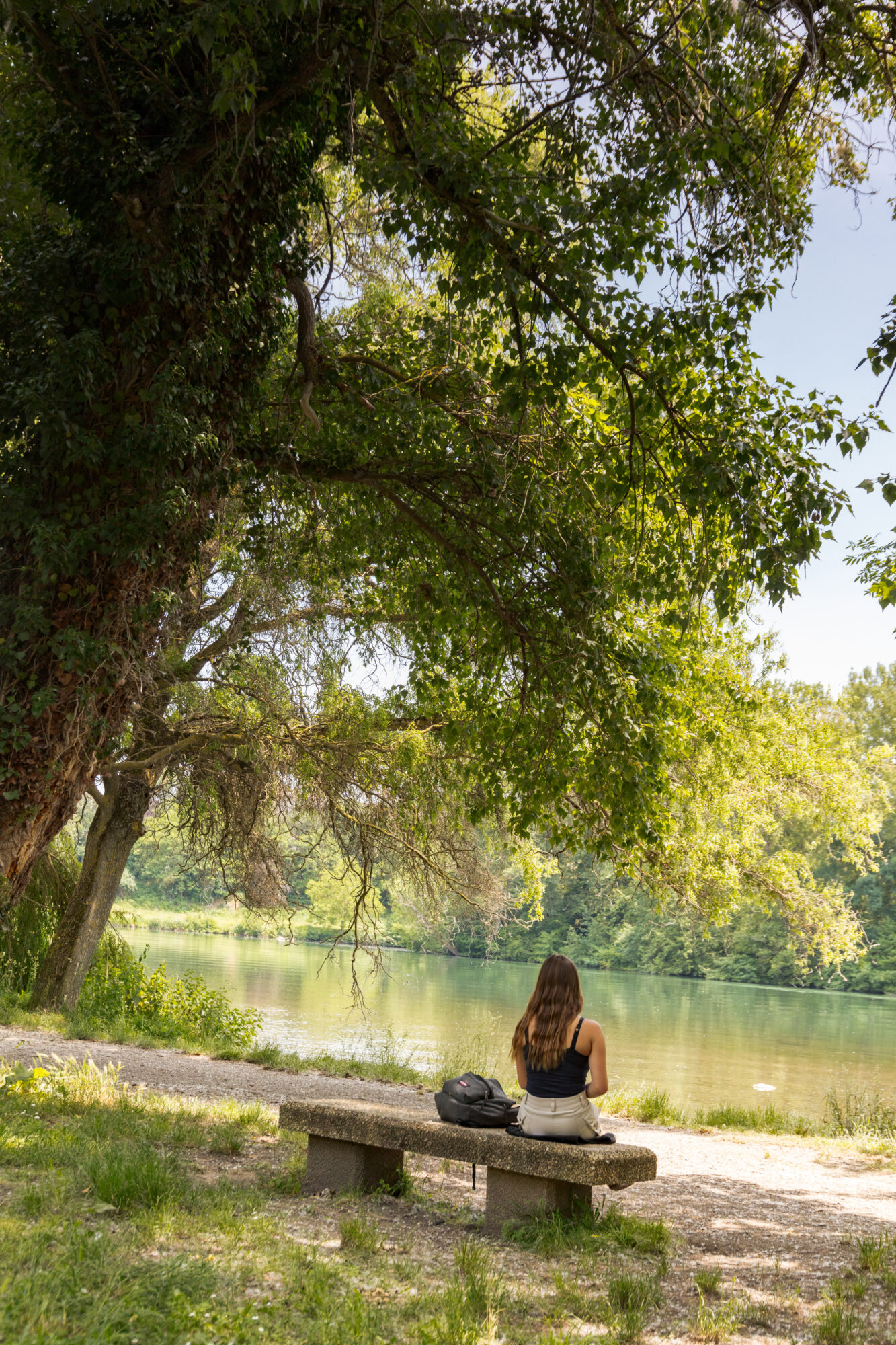 Promeneuse assise sur un banc au bord de la Garonne, Cœur de Garonne