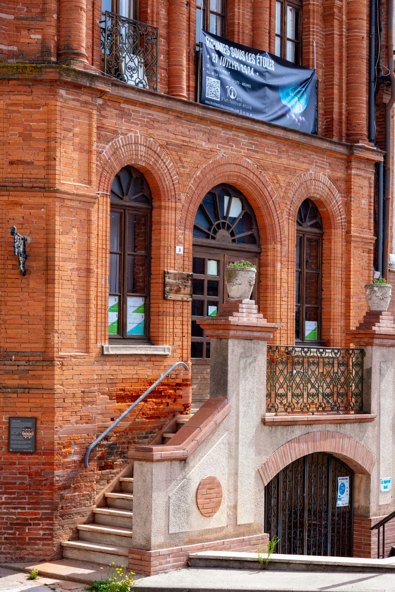 Entrée de l’Office de Tourisme Cœur de Garonne dans un bâtiment en brique