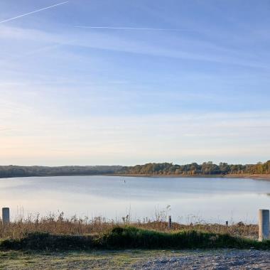 Lac calme bordé d’arbres en Cœur de Garonne