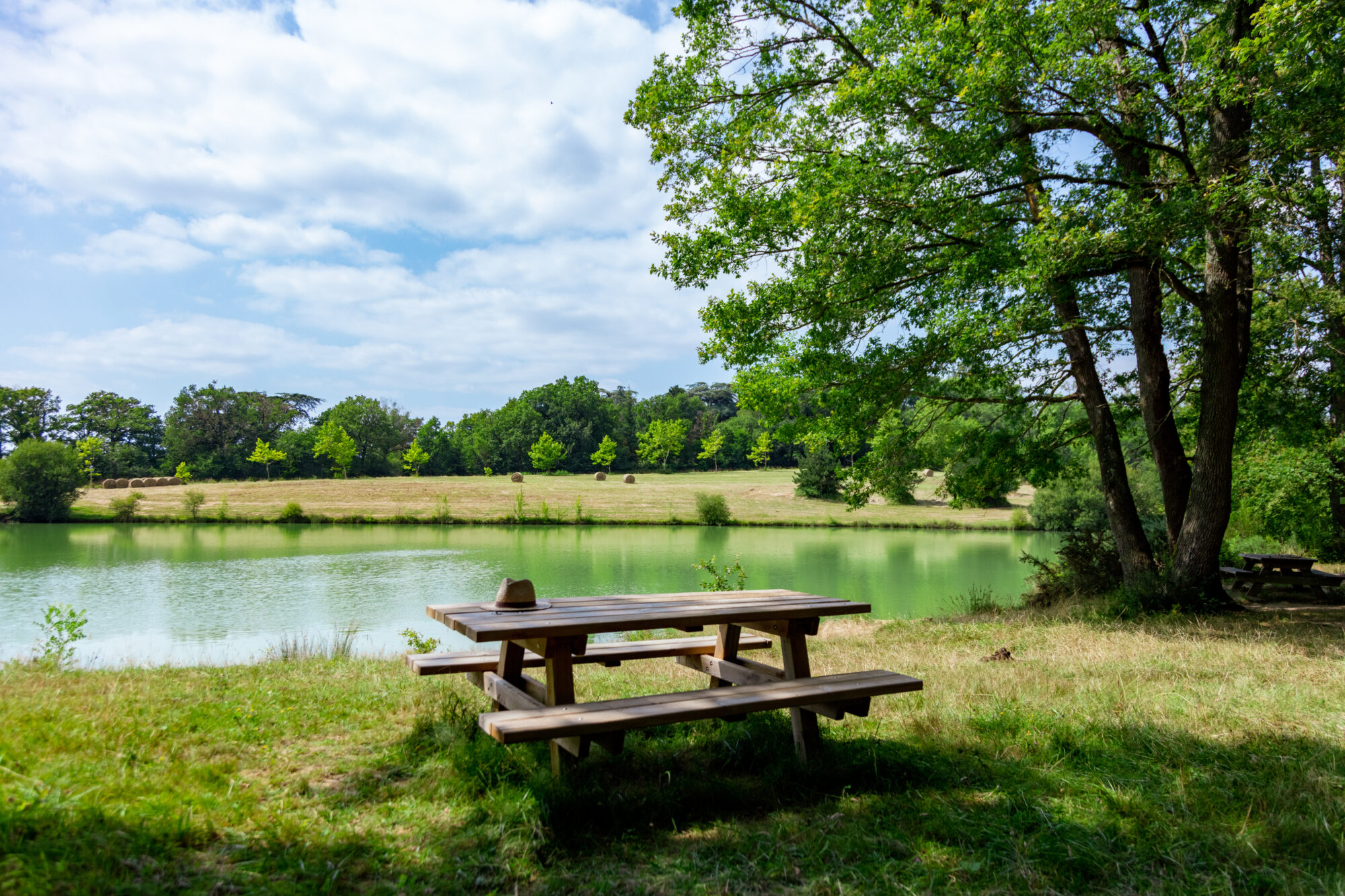 Table de pique-nique au bord d’un lac, Office de Tourisme Cœur de Garonne