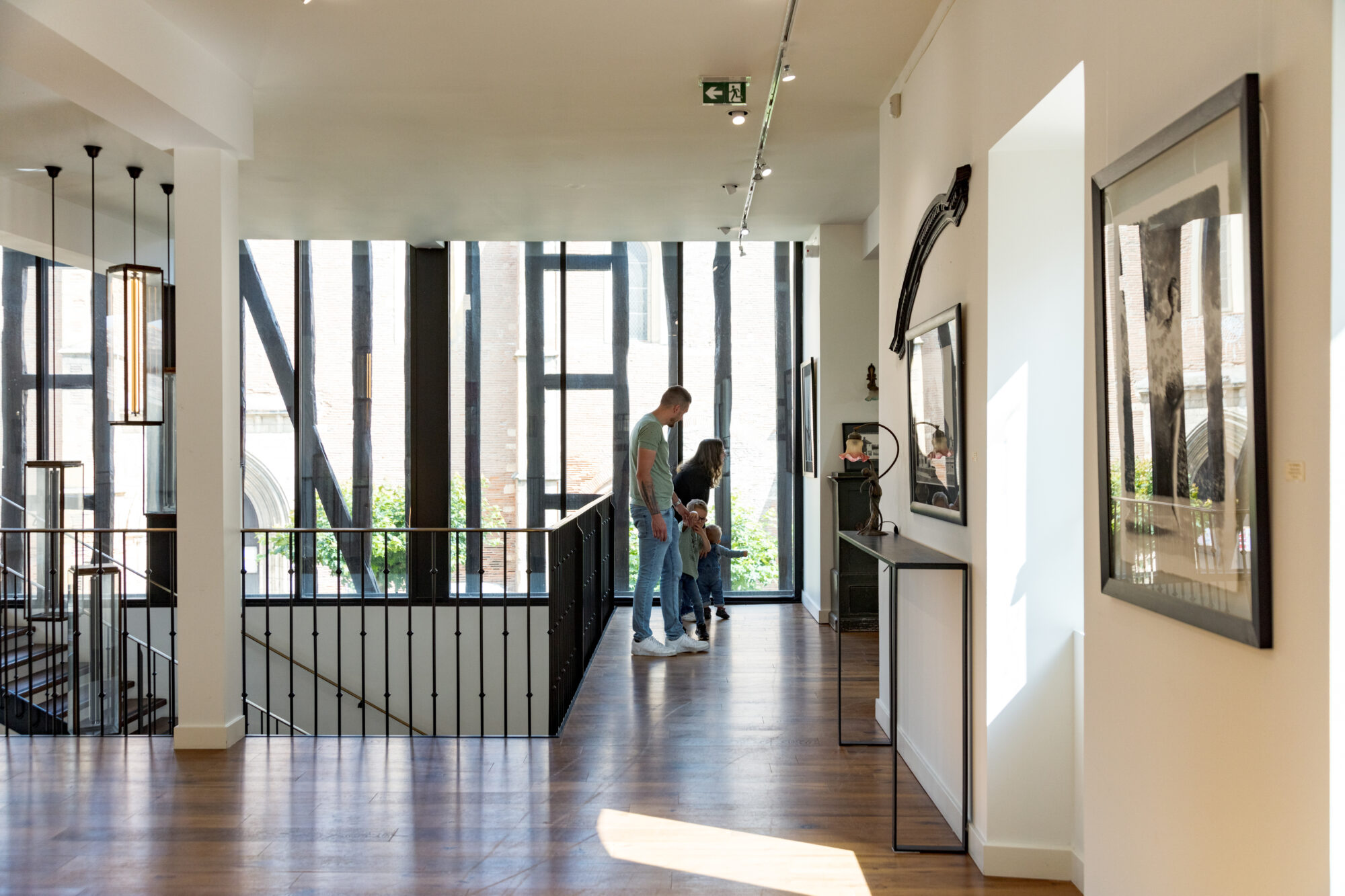 Famille visitant une exposition à l'Office de Tourisme Cœur de Garonne