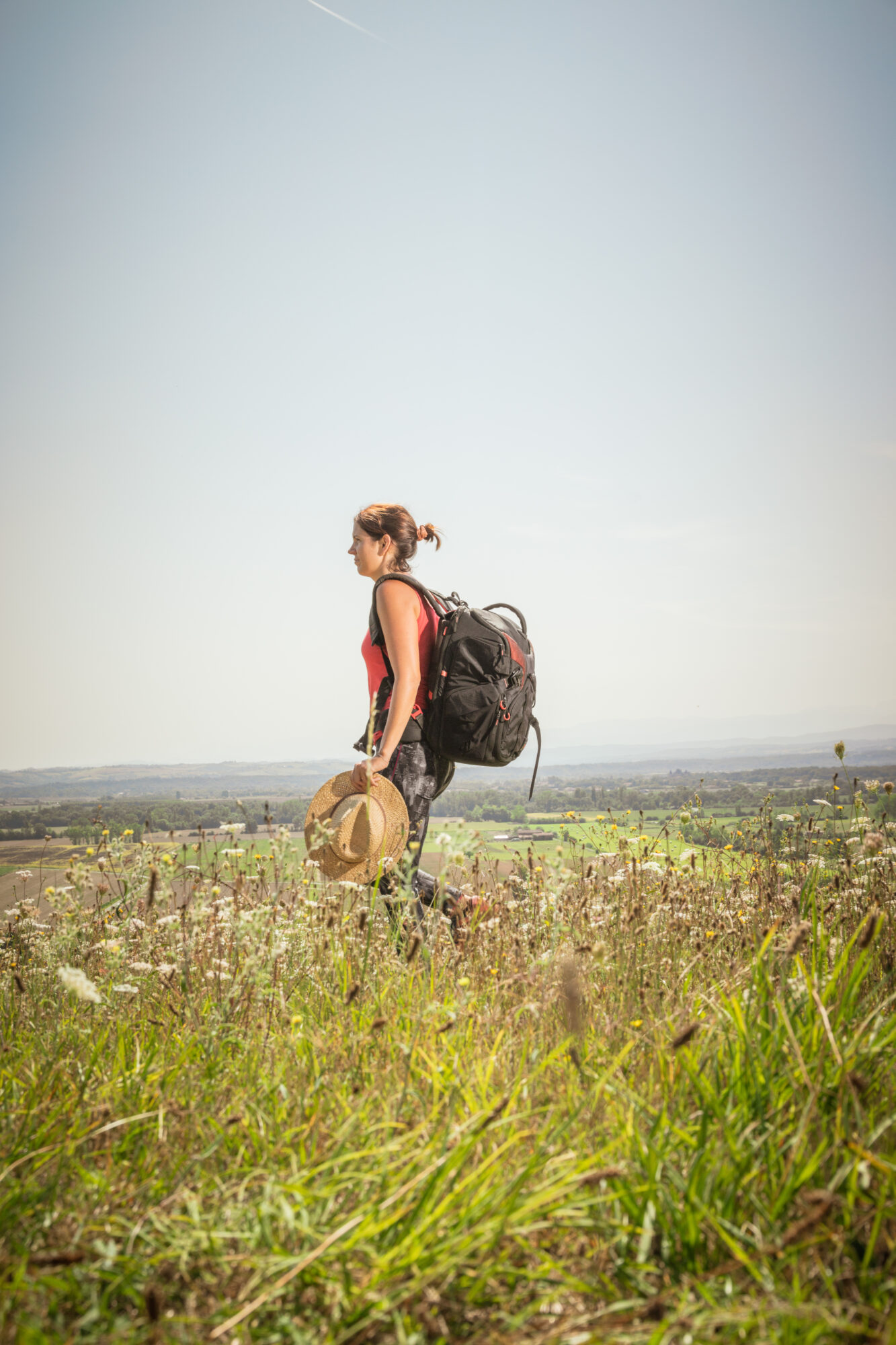 Randonneuse avec sac à dos dans le Cœur de Garonne
