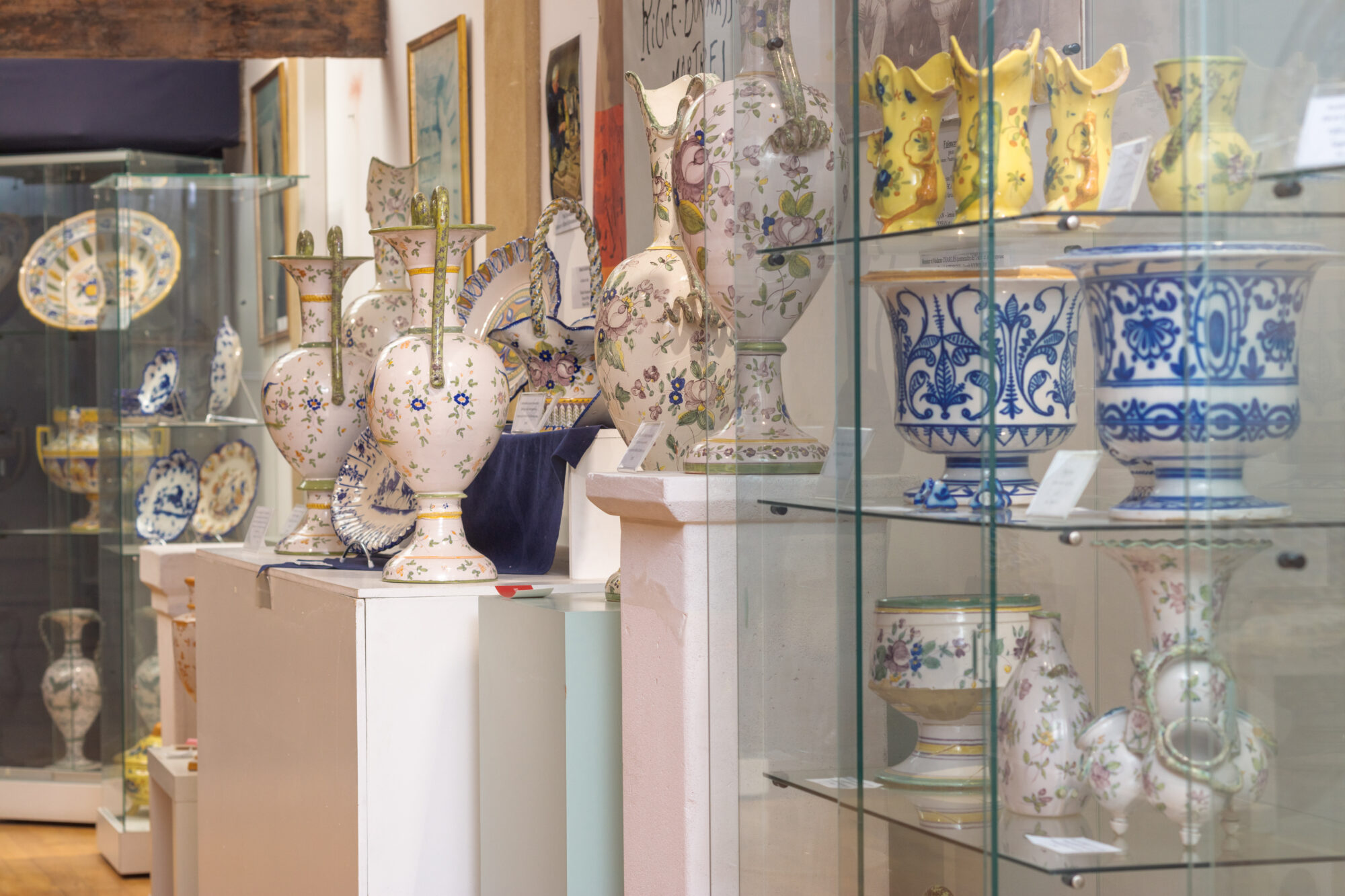 Collection de vases et céramiques décorées exposés en vitrine