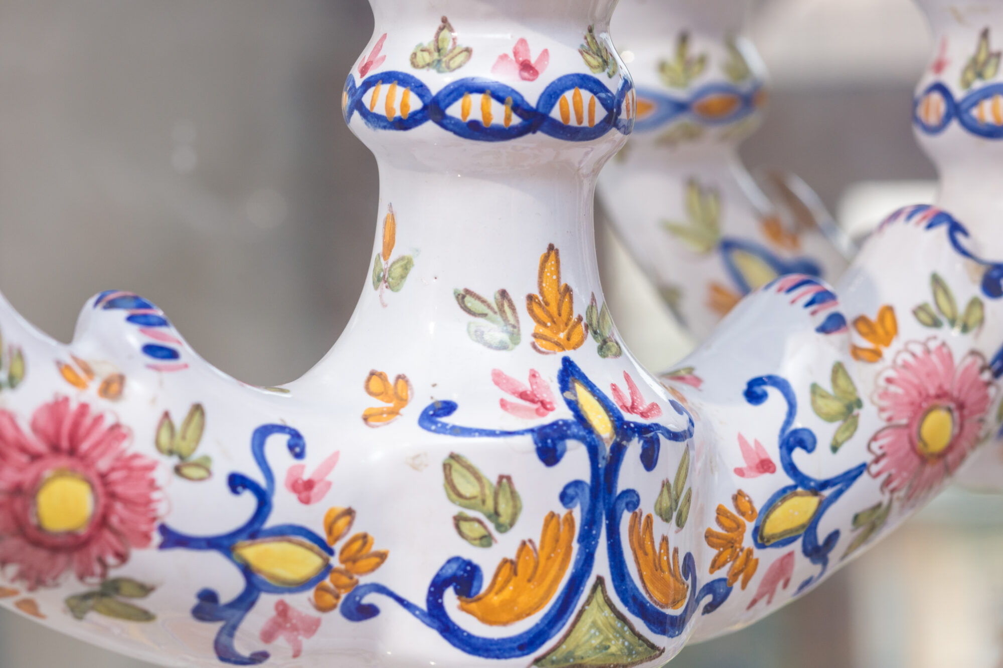 Détail de chandelier en céramique peinte à motifs floraux colorés