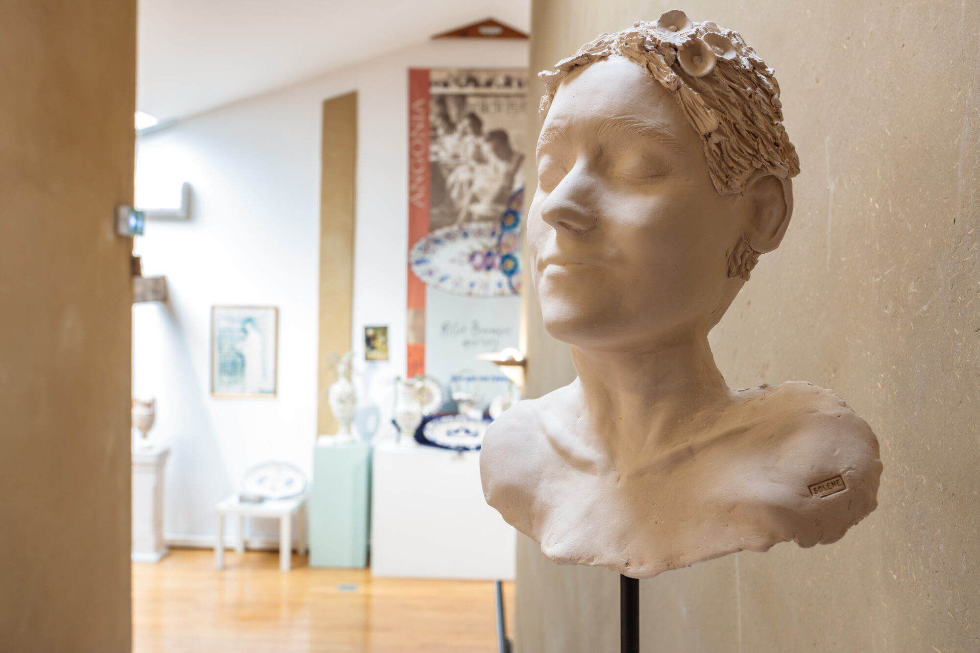 Buste en céramique de femme exposé à l’Office de Tourisme Cœur de Garonne