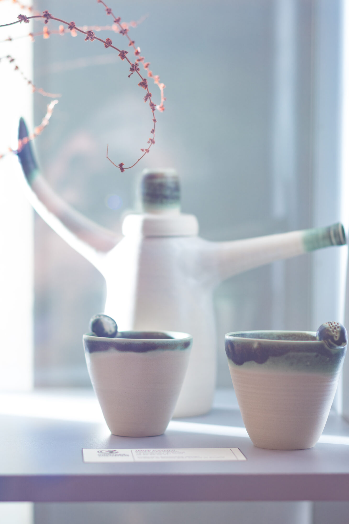 Théière blanche et deux tasses en céramique, Office de Tourisme Cœur de Garonne