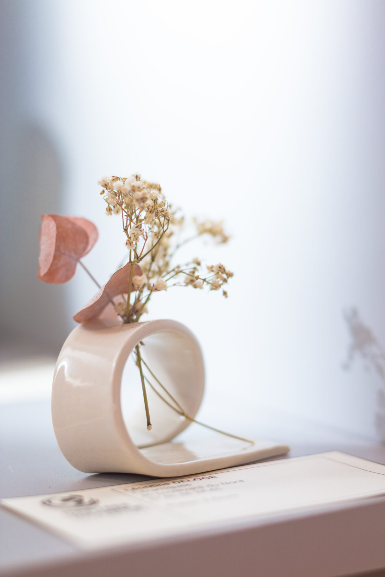 Vase en céramique avec fleurs séchées à l’Office de Tourisme Cœur de Garonne