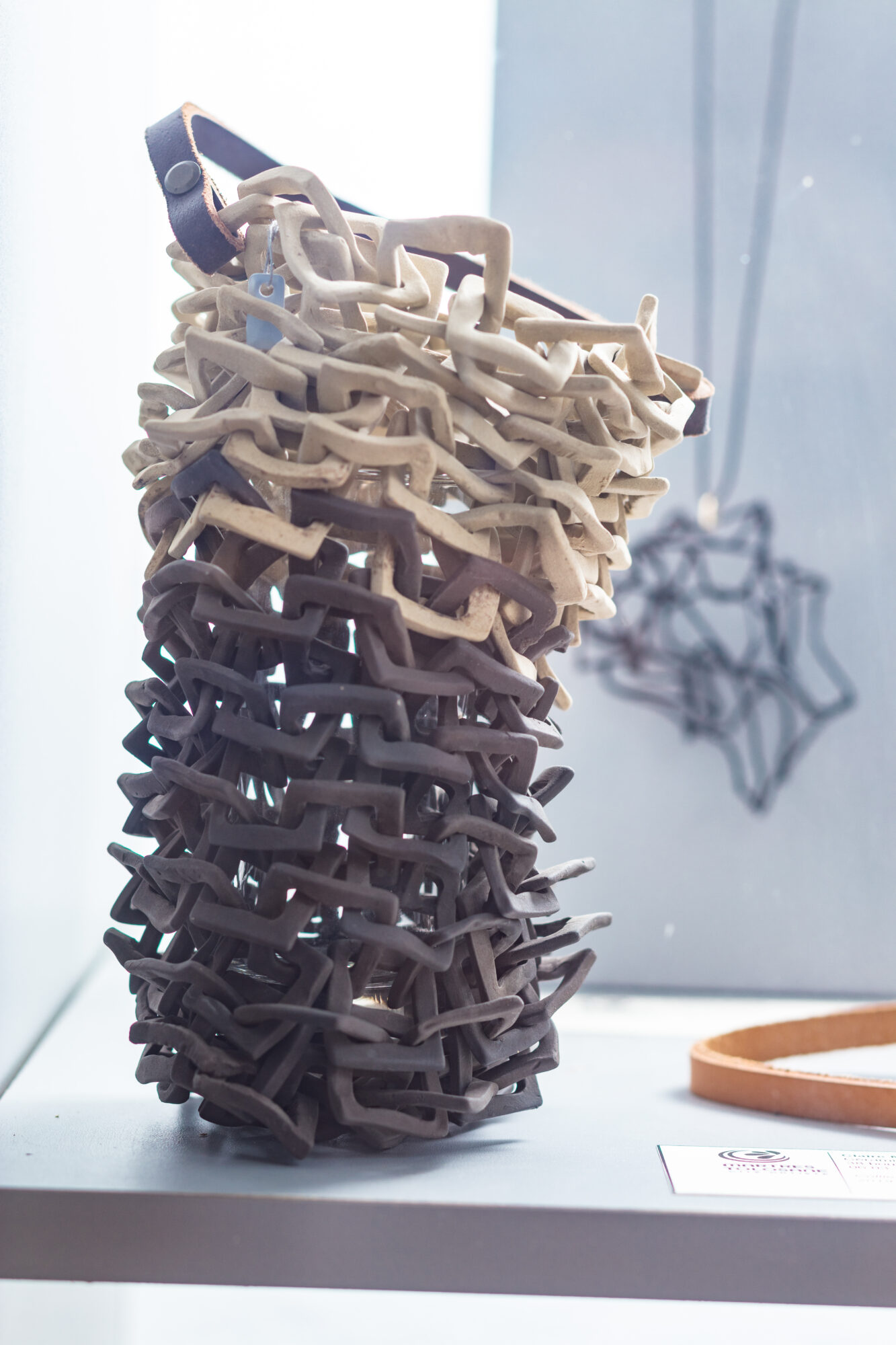 Sculpture tressée bicolore en maillons exposée à l’Office de Tourisme Cœur de