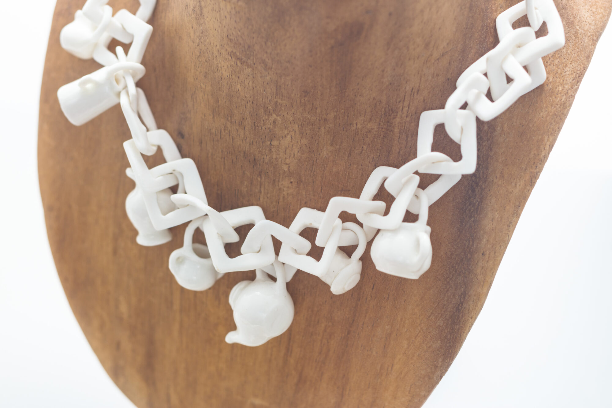 Collier blanc à maillons géométriques et pendentifs sphériques