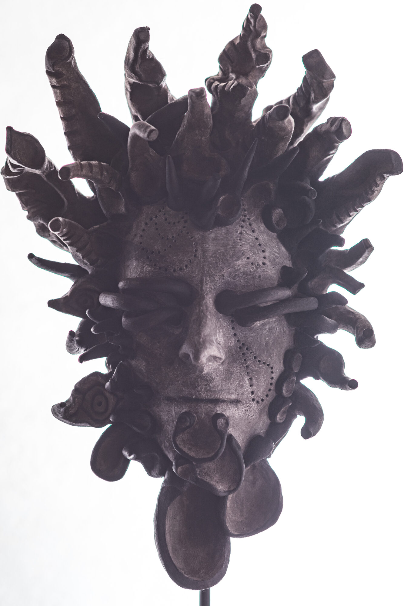 Masque sculpté en céramique aux formes organiques, Office de Tourisme Cœur de