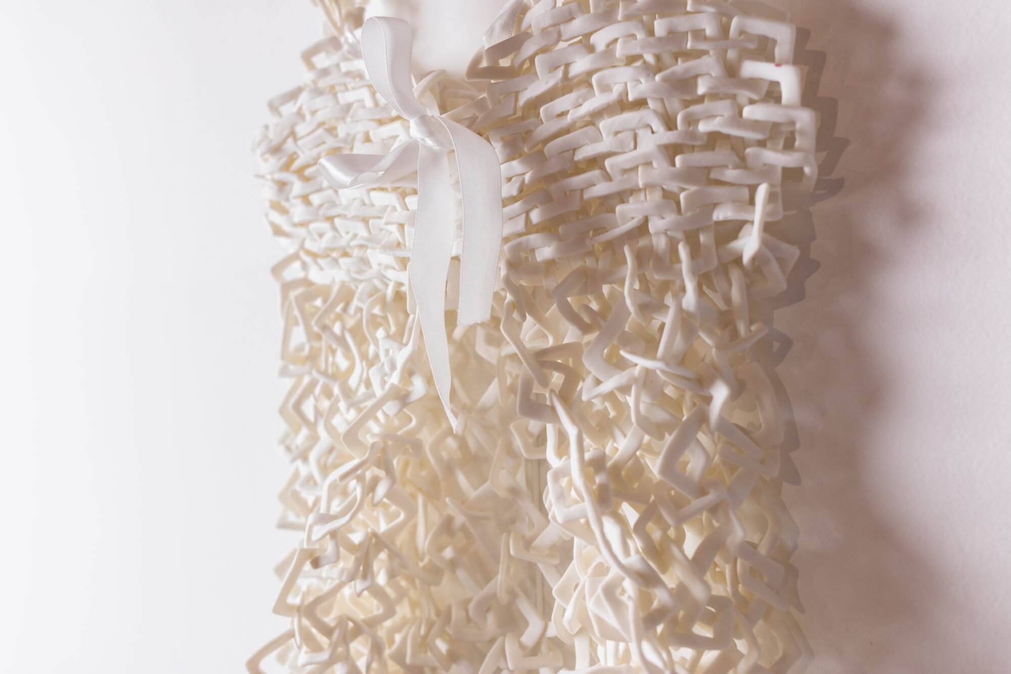 Robe blanche texturée avec nœud en satin blanc