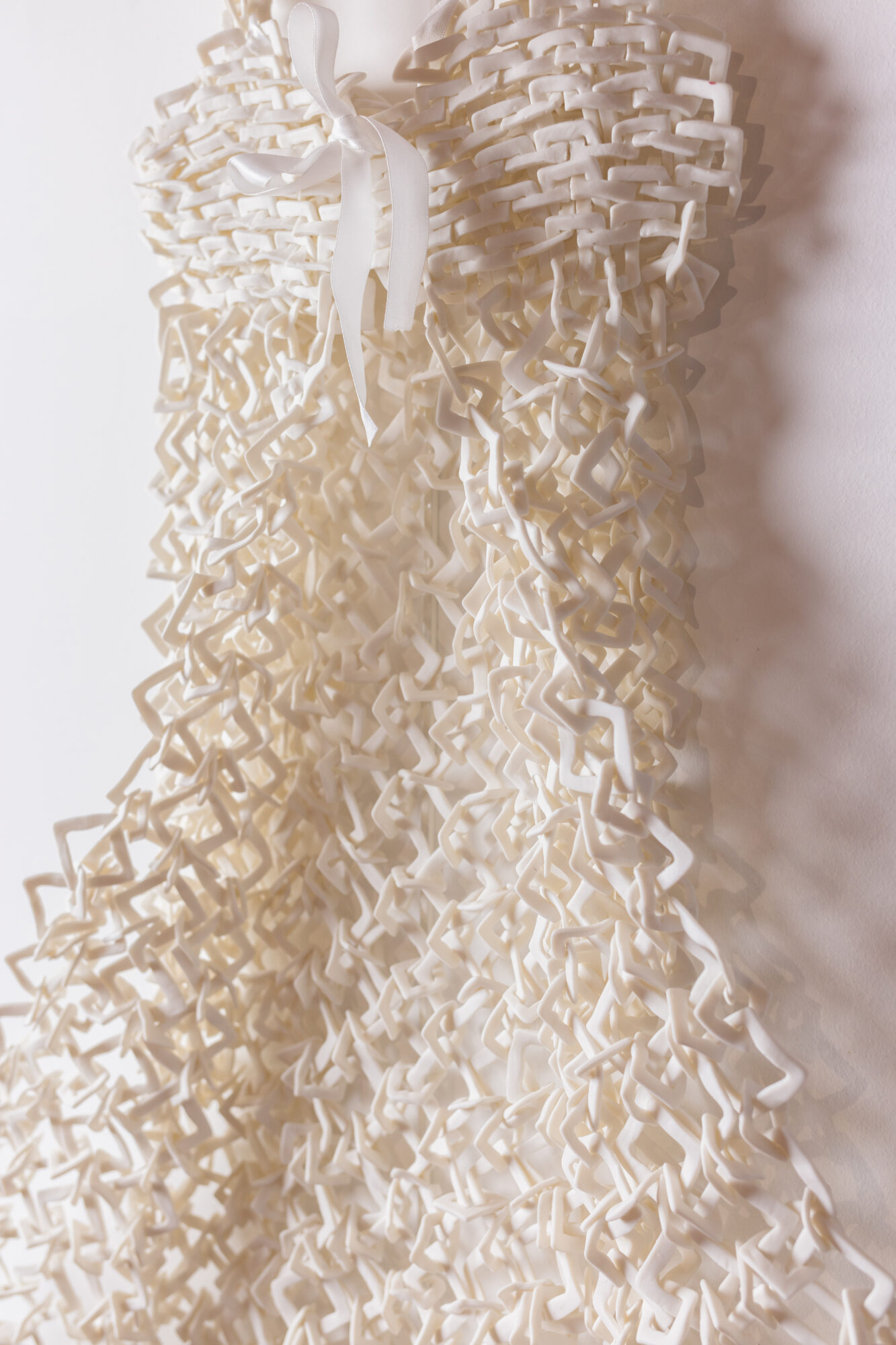 Robe blanche en mailles ajourées avec nœud à la taille