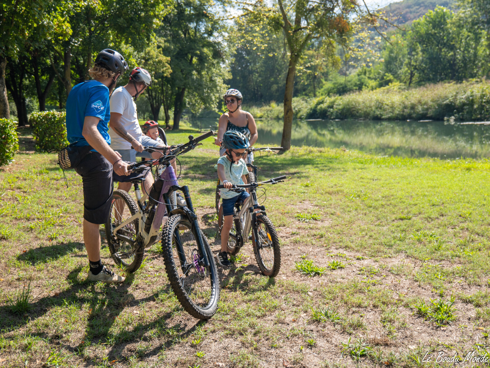 Famille à vélo en balade avec guide, Office de Tourisme Cœur de Garonne