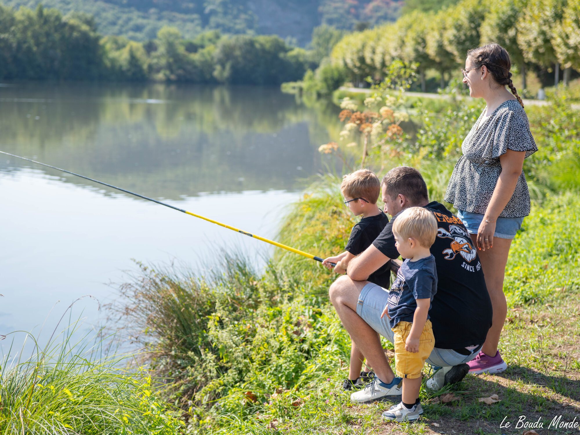 Famille pêchant au bord d’un lac, Office de Tourisme Cœur de Garonne