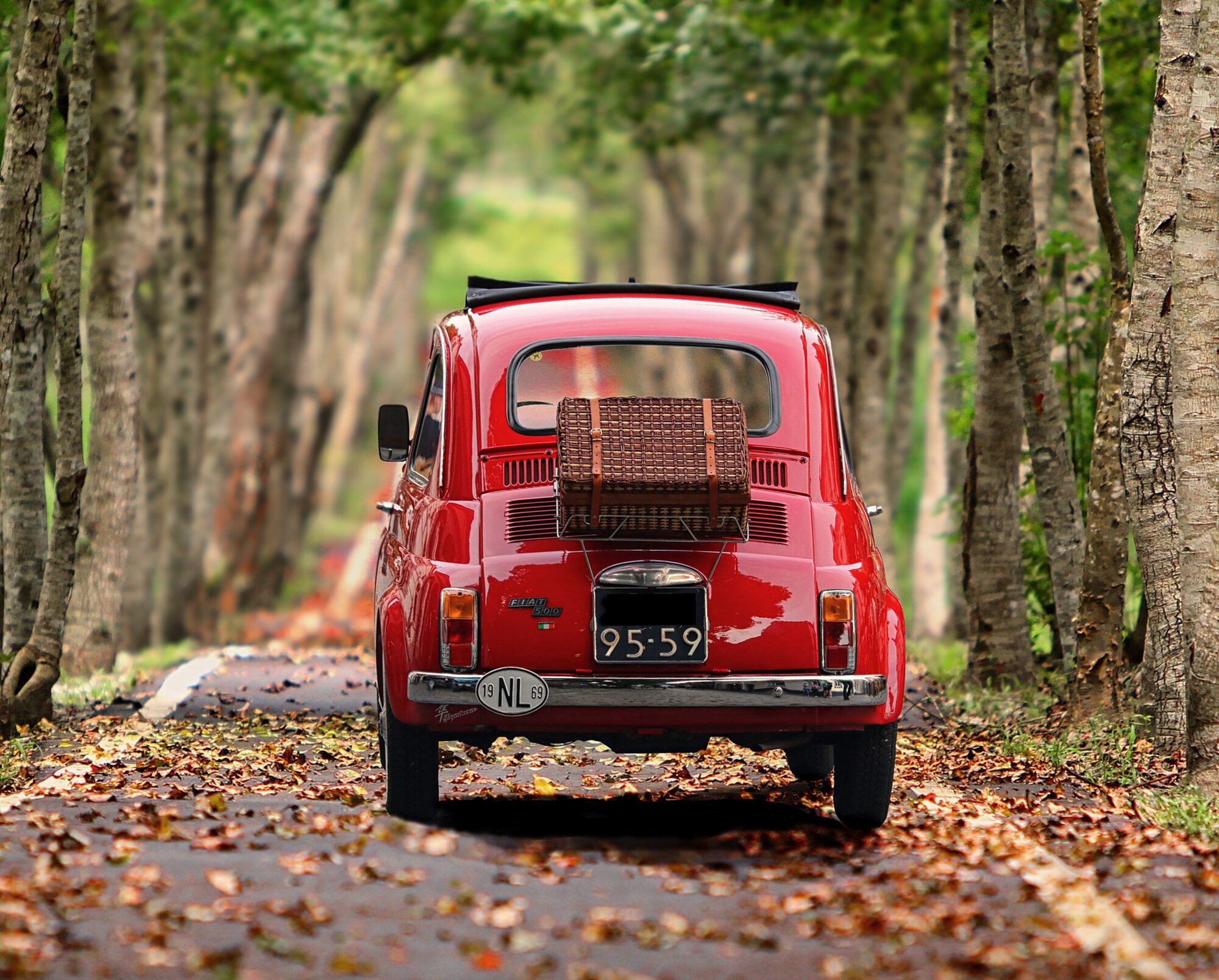 Voiture rouge vintage avec panier en osier, Office de Tourisme Cœur de Garonne