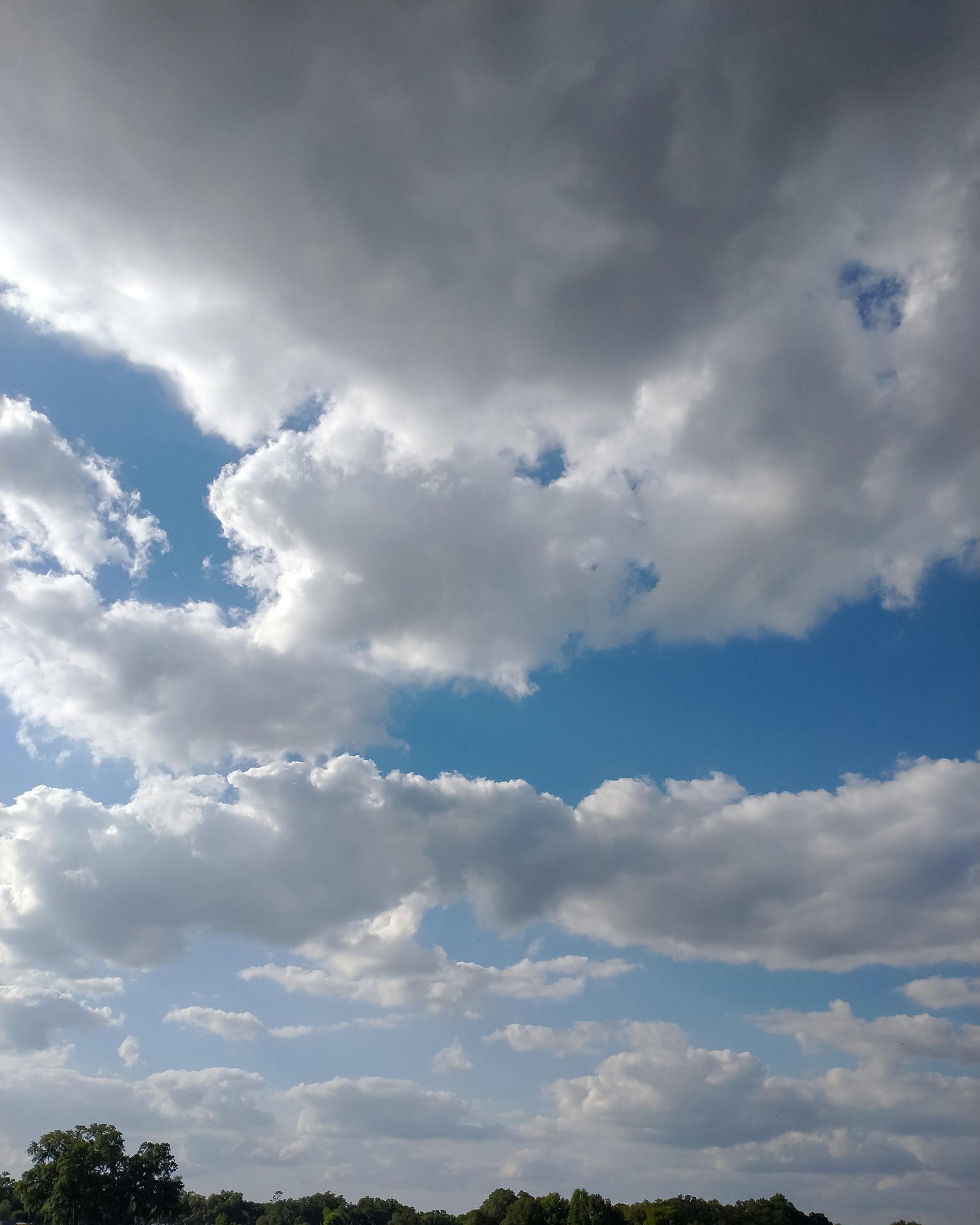 Ciel nuageux avec gros cumulus au-dessus de Cœur de Garonne