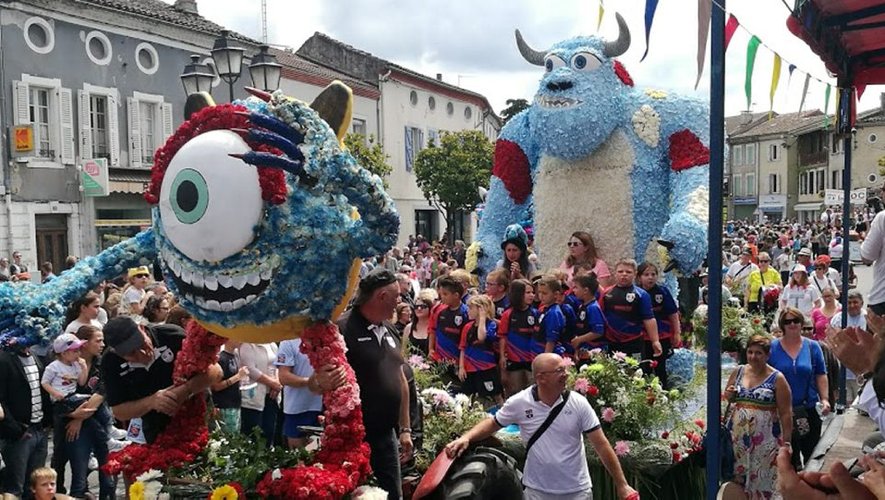 Chars fleuris de monstres au corso fleuri Cœur de Garonne