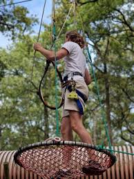 Adolescent sur parcours accrobranche de l’Office de Tourisme Cœur de Garonne