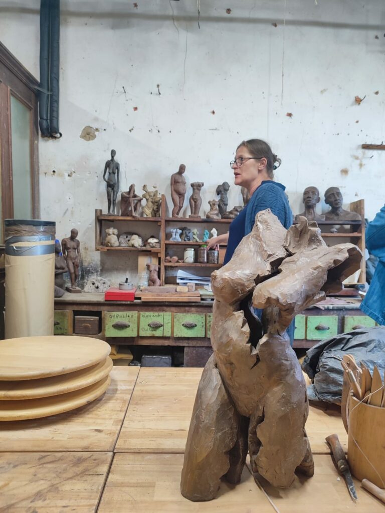 Sculptrice dans son atelier avec statue en argile, Cœur de Garonne