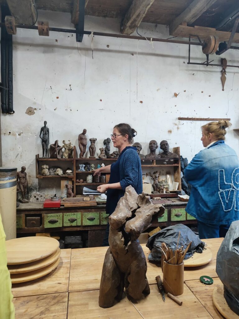 Artiste présentant ses sculptures dans un atelier, Office de Tourisme Cœur de