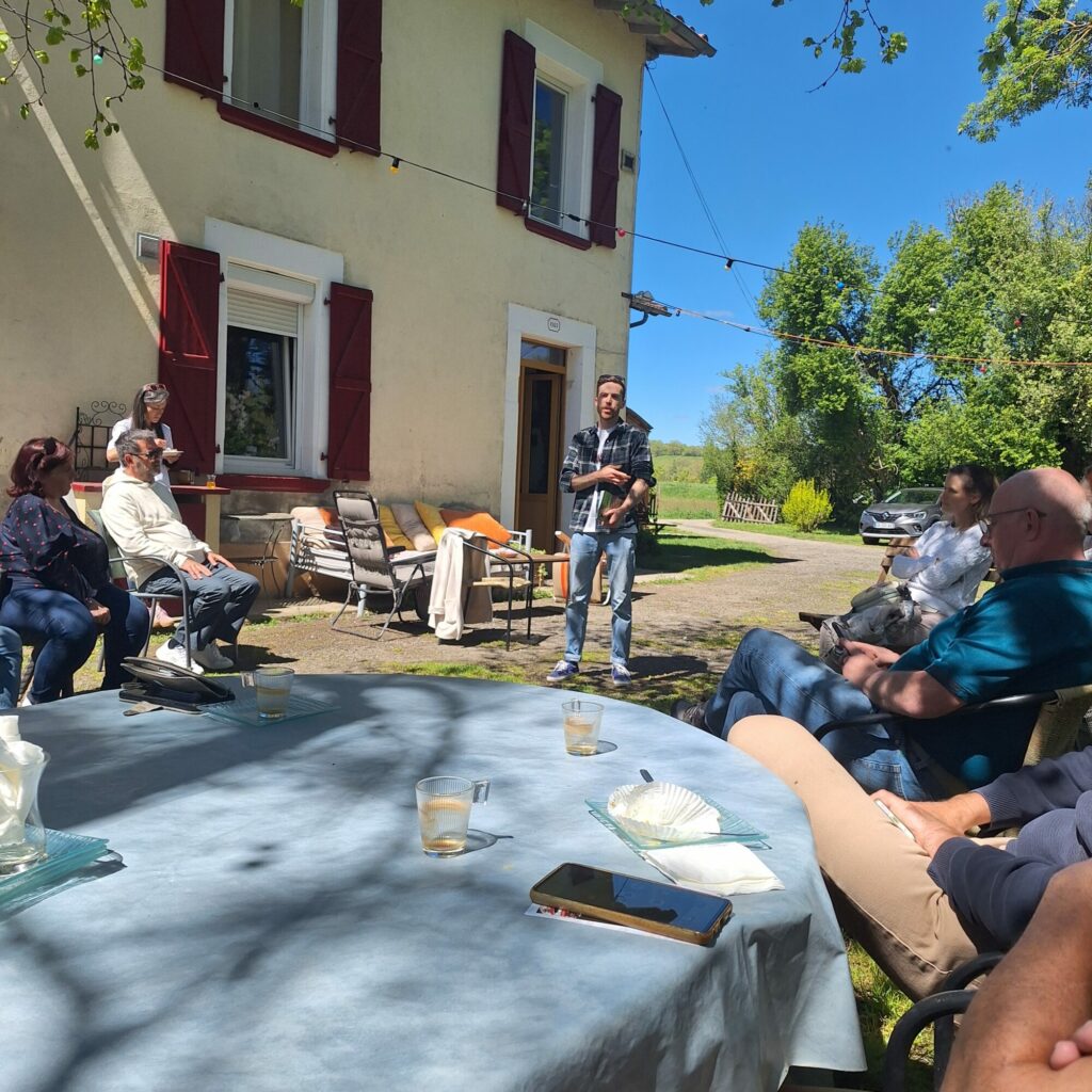 Visite guidée en groupe devant une maison, Office de Tourisme Cœur de Garonne